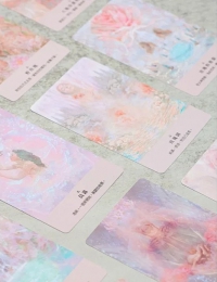 玫瑰神諭 真愛指引卡（44張高能量藝術卡牌+中文詳解專書+神聖v形牌盒+頂級絲絨保護袋） (the Rose Oracle)